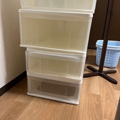 机、衣装ケース、ラック、カゴセットの画像