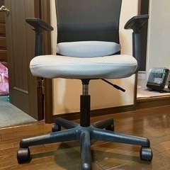 ニトリ　オフィスチェア(OC 001 GY/肘付き)の画像