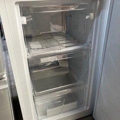 値下げしました　A2404-107 Hisense ノンフロン冷凍庫 HF-A61W 61L 2022年製 動作確認済 ※一部シール跡あり　正面扉に打痕による凹みありの画像