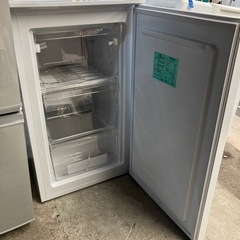 値下げしました　A2404-107 Hisense ノンフロン冷凍庫 HF-A61W 61L 2022年製 動作確認済 ※一部シール跡あり　正面扉に打痕による凹みありの画像