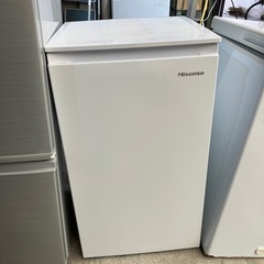 値下げしました　A2404-107 Hisense ノンフロン冷凍庫 HF-A61W 61L 2022年製 動作確認済 ※一部シール跡あり　正面扉に打痕による凹みあり