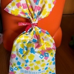 ハンドクリーム&小さいハンカチの画像