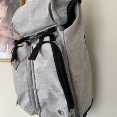 チャンピオン　グレーのリュックの画像