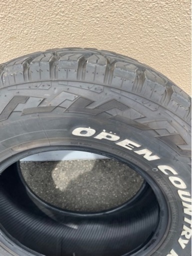 美品トーヨータイヤ　オープンカントリー　ホワイトレター　265/70R17