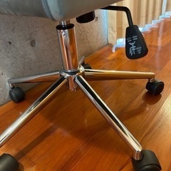 オフィスチェア　キャスター付きの画像