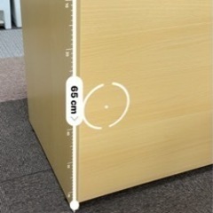 机、椅子、カバン置きボックス、ティッシュボックスの画像