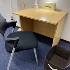 机、椅子、カバン置きボックス、ティッシュボックスの画像