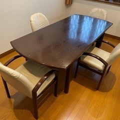 ダイニングテーブル単体（椅子４脚は含みません） 美品 HUKLA...