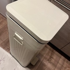 ゴミ箱　0円の画像