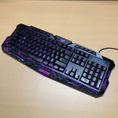 ３色LEDバックライト・ゲーミングキーボード（クラックデザイン）の画像