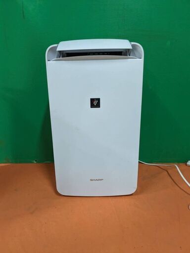 ☆中古￥12,800！SHARP　除湿機　家電　CM-L100-W型　ホワイト　プラズマクラスター　2020年製　【BD047】