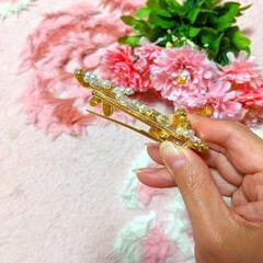 新品♡花柄♡白＆キラキラ♡ビジュー付き♡ゴージャス♡ゴールド♡ヘアクリップの画像