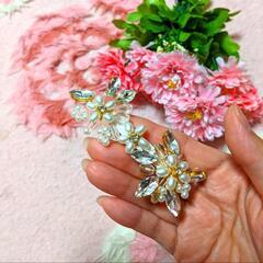 新品♡花柄♡白＆キラキラ♡ビジュー付き♡ゴージャス♡ゴールド♡ヘ...