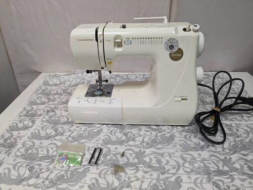 ☆中古￥3,800！JANOME　バッグ付き電子ミシン　家電　JE2300型　シンプル機能　簡単操作　【BD050】