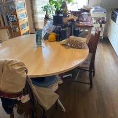 ダイニングテーブルの画像