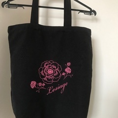 ピンクのバラ　黒トートバッグ