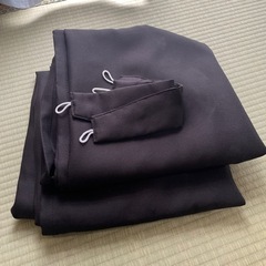 ブラックの厚手のカーテンの画像