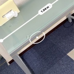 オシャレなガラステーブルとニトリのティッシュボックスの画像