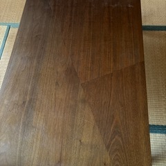 木製テーブルの画像