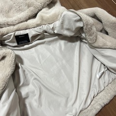 Bershkaモコモコアウターの画像