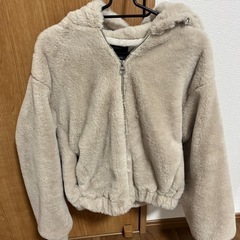 Bershkaモコモコアウターの画像