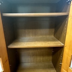 シックなウッドキャビネットの画像