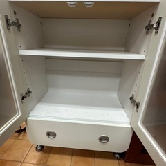 どんな空間にもピッタリなホワイトシンプルキャビネットの画像