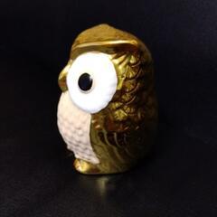 金のフクロウのオブジェの画像