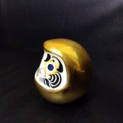 金のダルマのオブジェの画像