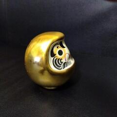 金のダルマのオブジェの画像