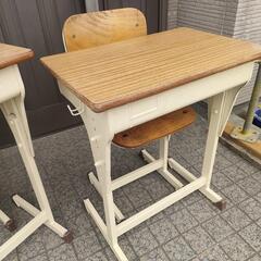 学校の机、イス
