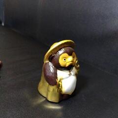 金のたぬきのオブジェの画像