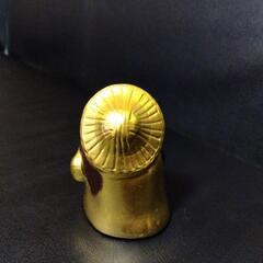 金のたぬきのオブジェの画像