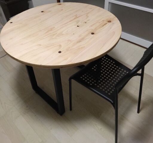 テーブル　(直径90センチ）とIKEAの椅子