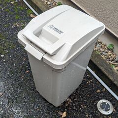 【あげます】フタ付きゴミ箱 45L 白　ハンドル付ダストボックス...