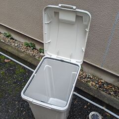 【あげます】フタ付きゴミ箱 45L 白　ハンドル付ダストボックス しっかりロック  開閉簡単の画像