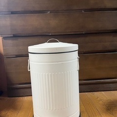 ニトリ　美品 ゴミ箱 ペダルペールソフトクローズ　20L アイボリー
