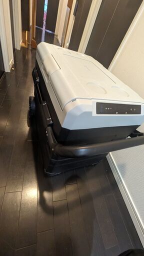 ポータブル 冷凍 冷蔵庫 45L -20℃～20℃ 2室独立温度制御【 車載 低電圧保護・耐震設計 】【 バッテリー内蔵可能 】【 大型ホイール＆牽引ハンドルで楽々運搬 】 4WAY電源対応 急速冷凍 大容量 省エネ 静音 LCD温度表示 庫内灯付き USB充電ポート AC・DCコード付き 車載 車中泊 アウトドア キャンプ 釣り BBQ 災害時に大活躍