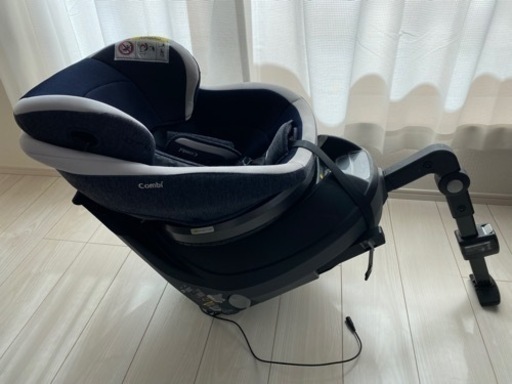 早い者勝ち！定価60,000万。おまけにアンパンマンのおもちゃ付き　コンビ　combi ISOFIX チャイルドシート