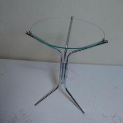 円形のガラステーブルの画像