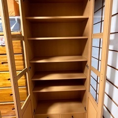 天然木 食器 収納棚 本棚 食器収納 台所収納 おしゃれ キッチンラック 北欧 ナチュラル ブラウン 扉付き ガラス扉 開き扉 引出し付き タンスの画像