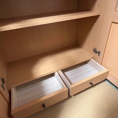 天然木 食器 収納棚 本棚 食器収納 台所収納 おしゃれ キッチンラック 北欧 ナチュラル ブラウン 扉付き ガラス扉 開き扉 引出し付き タンスの画像