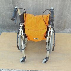 ちょっとコンパクトな車椅子です、小回りができます。パナソニック製の画像