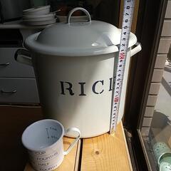 美品✨抗菌ホーローライス缶、計量カップ付