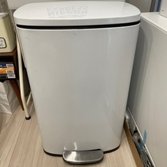 ※引渡し決定済み※ペダル付きダストボックス　白　ゴミ箱　50リットル　