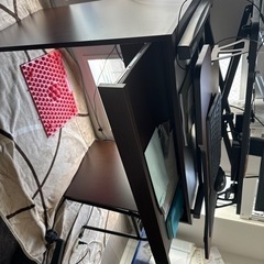 引出し付きの机の画像
