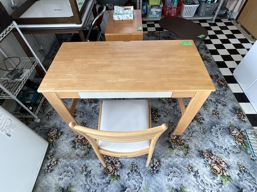 お買い得！ 作業机や学習机に！ イス付き！天板が幅広く使いやすいです！