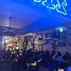 チェッカーズ、年一、二.ライブバンド。ベース、ベースボーカル（高...