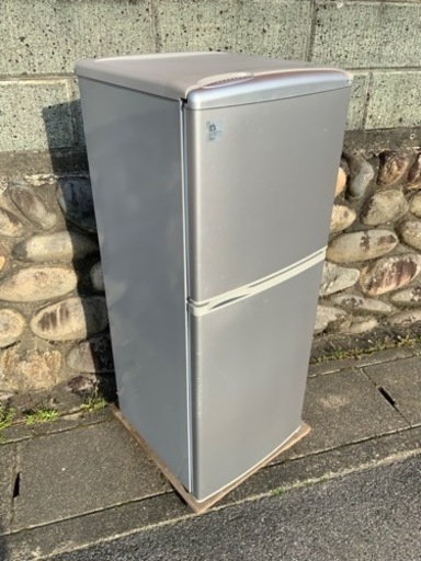 リユース　サンヨー　137L  冷凍冷蔵庫　2008年製　2ドア冷蔵庫　　幅47.6　　奥行55　　高さ121.1　 （ｃｍ）　SANYO  冷蔵庫