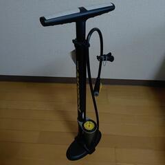 空気圧計付き自転車空気入れ（各バルブ対応アダプター付属）